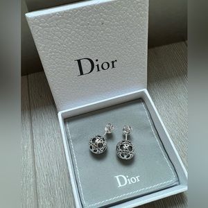 Brand new Dior tribales earrings in silver dior signature ornaments patterns